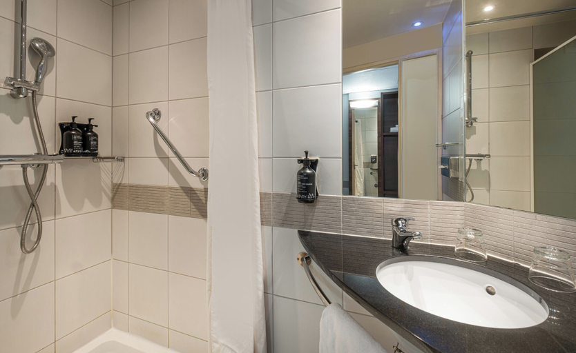 Bathroom 5, Novotel Marseille Centre Gare, Bouches-du-Rhône