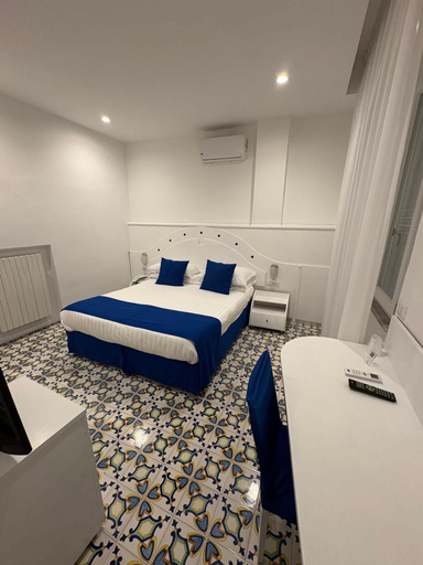 Bedroom 4, Hotel Bristol, Salerno