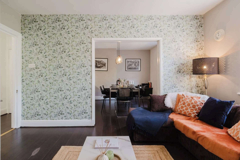 Living area 3, 3 Bed Apartment Sleeps 6 Cotswolds Pets Welcome, Gloucestershire