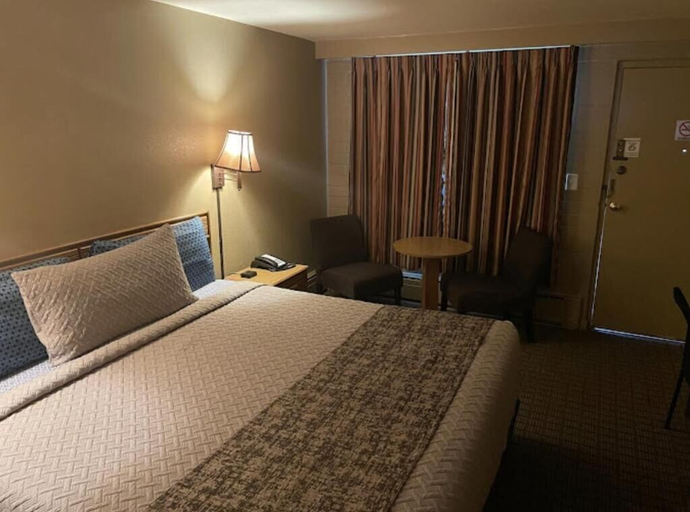Bedroom 4, Economy Inn, Elko