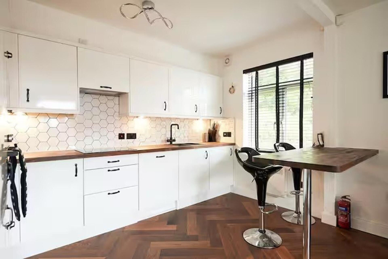 Private kitchen 4, Near Old Trafford - Parking - Wifi - Sleeps 5, Manchester