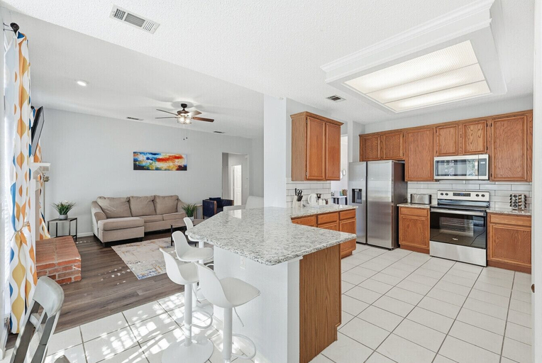 Interior 2, Bright & Cozy 4BR Home w Movie Room & Backyard, Collin
