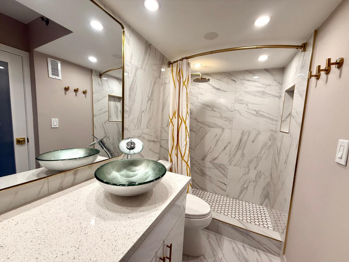 Bathroom 2, Inn On The Park, Honolulu