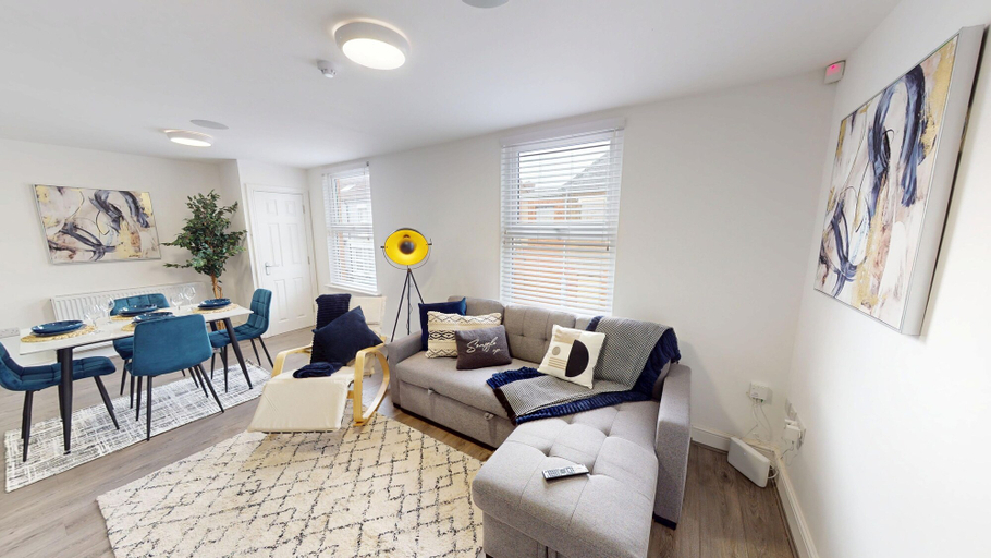 Room 5, 5 TVs 10 Mins to City 2 Showers Parking, Sefton