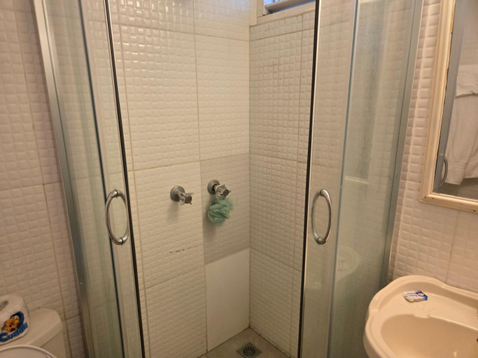 Bathroom 3, Dunn's Apartments at Sandcastles