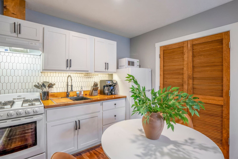 Room 5, Urban Gated Studio Near Downtown Houston and NRG, Houston