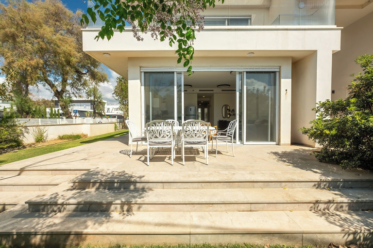 Outdoor dining 3, Garden& Rooftop Beachfront Apartment