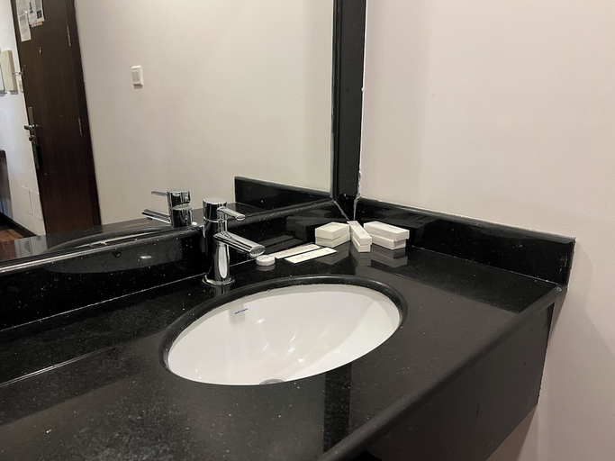 Bathroom 5, Golden Tulip Al Khobar Suites, Al Khobar
