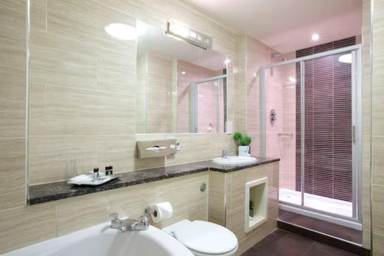 Bathroom 5, Wrexham Llyndir Hotel by Belvilla, Wrexham