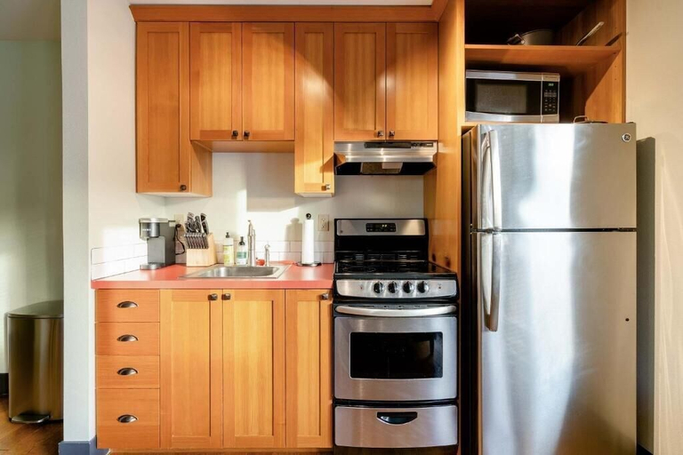 Private kitchen 5, The Cyrus by Stay Portland - Hawthorne, Multnomah