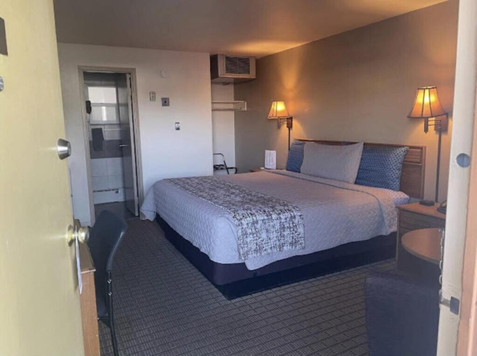 Bedroom 3, Economy Inn, Elko