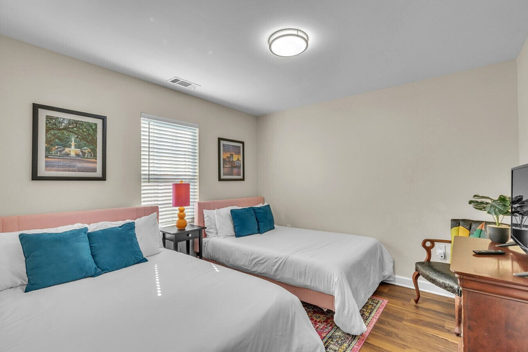 Interior 2, Great Downtown 4BR 8 Beds Foosball Fun, Chatham