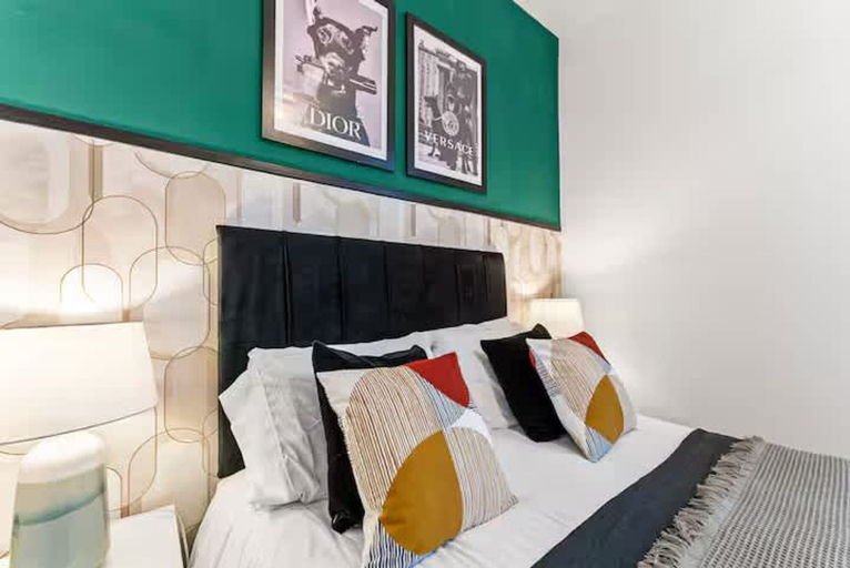 Room 5, Perfect Booking 4 Bed Home in Sheffield, Sheffield