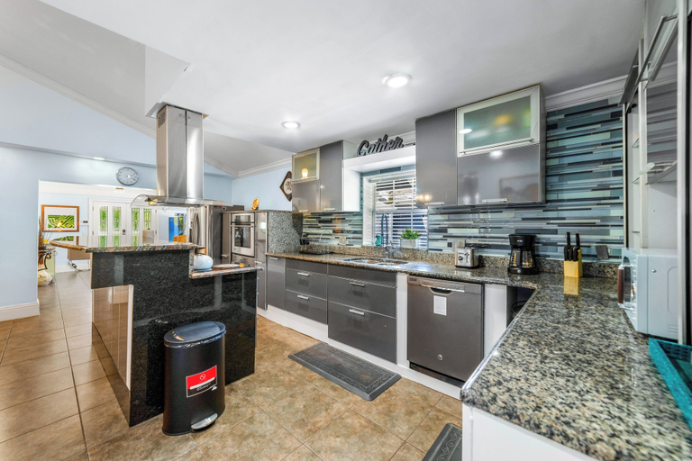 Interior 3, The Farm House - Great Location + Pet Friendly!, Orange