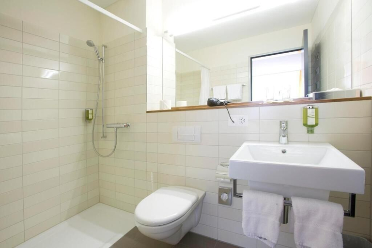 Bathroom 3, Hotel Astoria, Olten