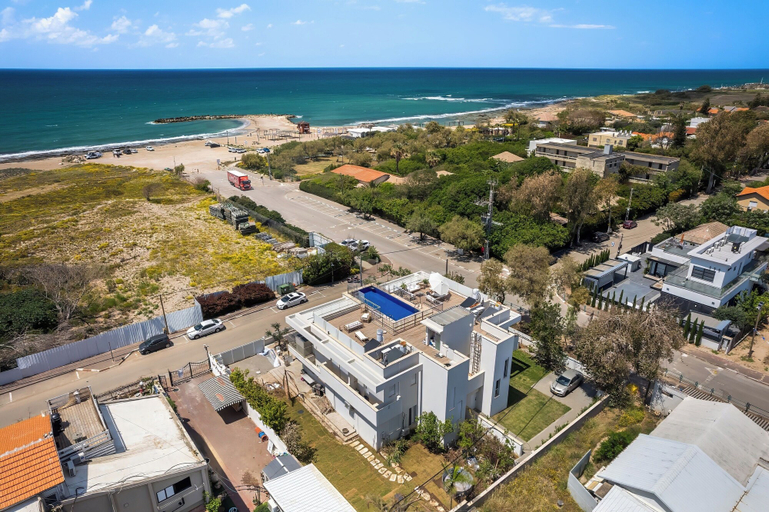 Aerial view, Garden& Rooftop Beachfront Apartment
