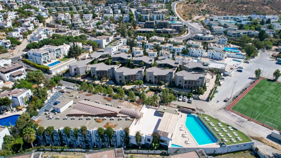 Exterior & Views