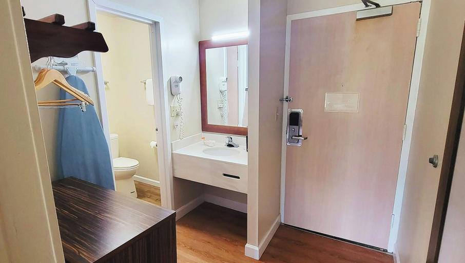 Bathroom 4, Studios & Suites 4 Less Charlotte, Mecklenburg