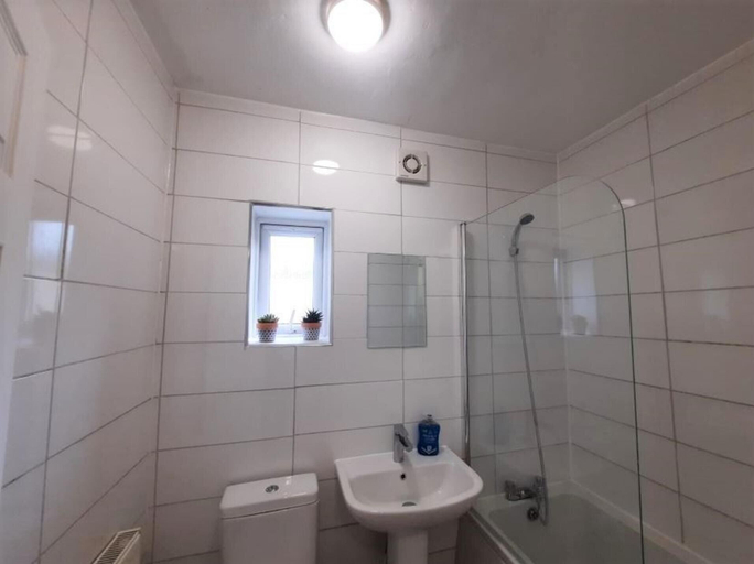 Bathroom 2, Apartment Sleeps 4 With Wifi, Essex