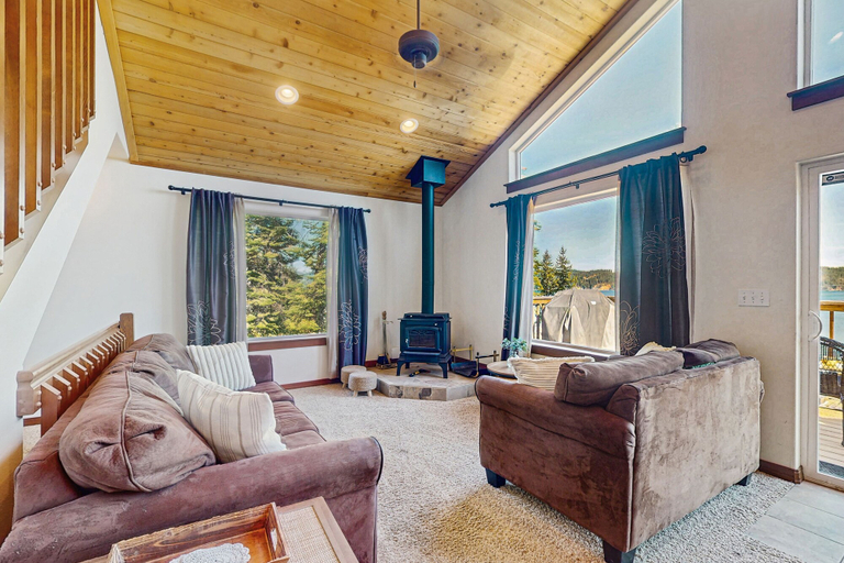 Room 2, Lakeside Hideaway in Harrison, Kootenai