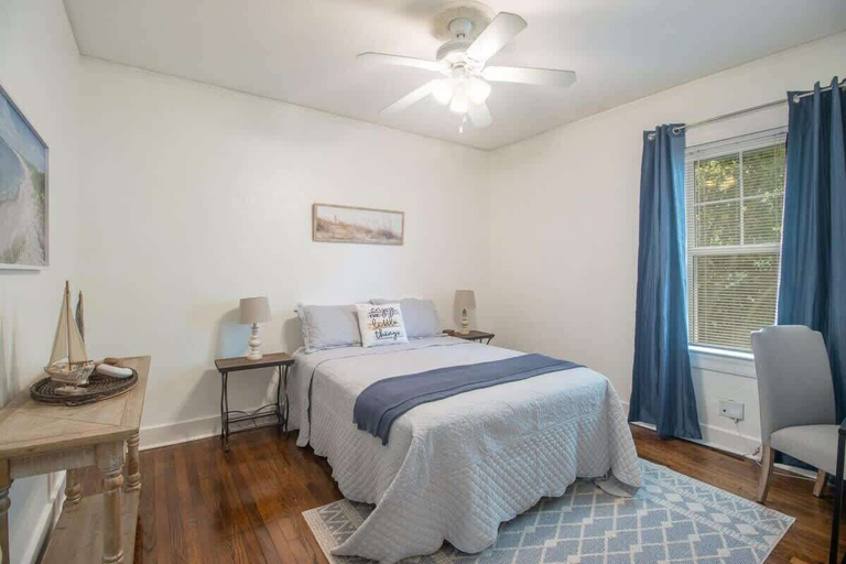 Room 2, Cottage on Broadmoor, Harrison
