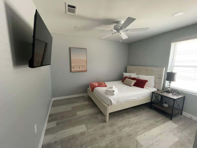 Bedroom 3, Charming 2 Bedroom, 1 Bath Duplex Just Blocks From the Beautiful Beachfront, Harrison