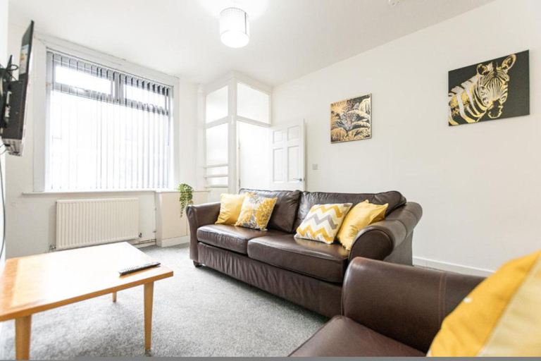 Room 2, Comfortable 2BR House in Bolton Sleeps 4, Bolton