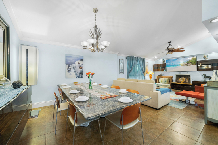 Interior 4, The Farm House - Great Location + Pet Friendly!, Orange