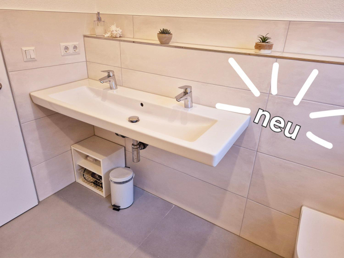 Bathroom 2, Ferienwohnung Seeliebe Bodensee mit wunderschoner Seesicht & Terrasse, Konstanz
