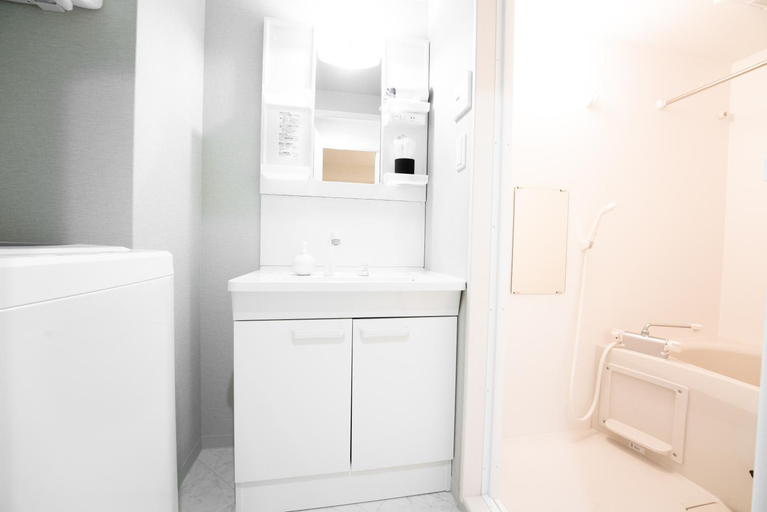 Bathroom 2, GN98 Saiwaicho Osak, Osaka