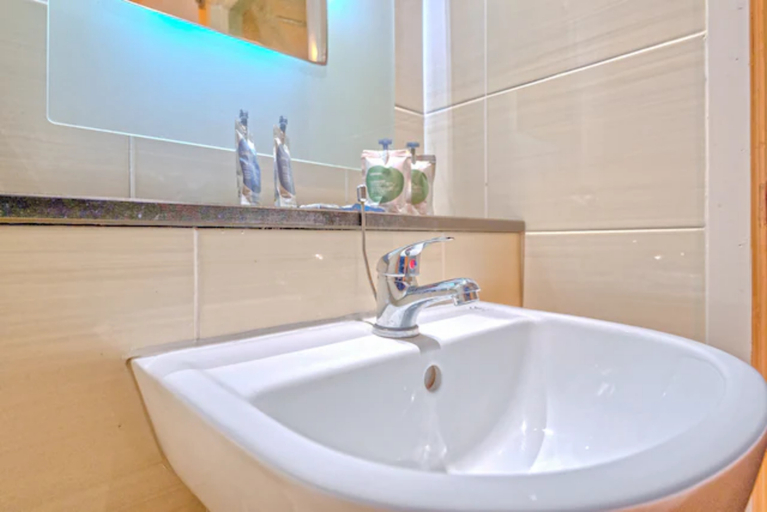 Bathroom 5, Manchester Airport Stanley Hotel by Belvilla, Stockport