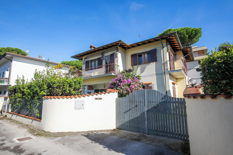 Exterior & Views 2, Casa Vittoria 800m from sea, Lucca