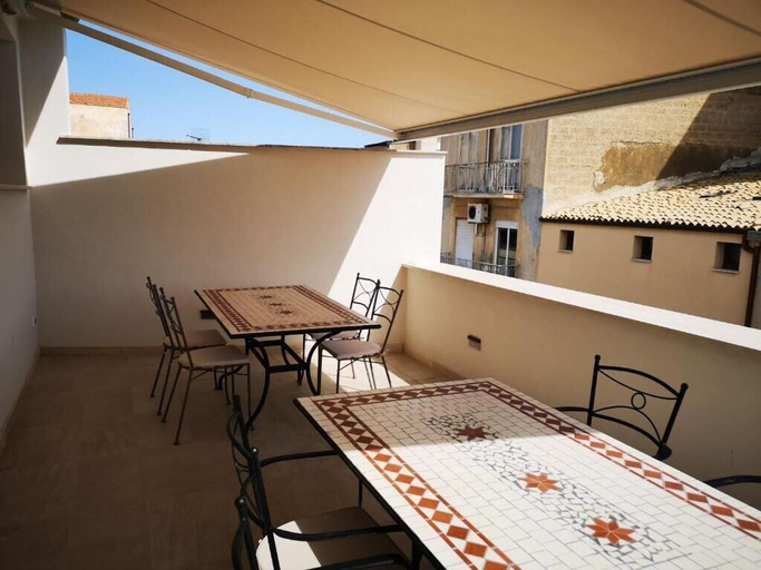 Outdoor dining 5, Palazzo Mazzini, Trapani