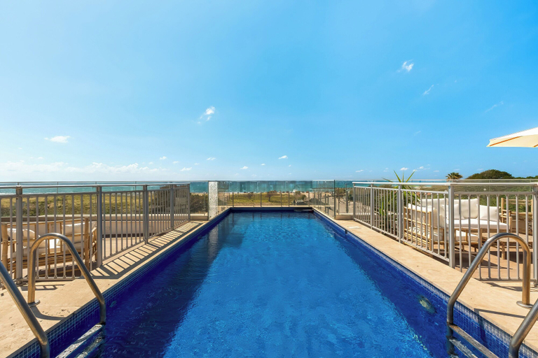 Pool 4, Garden& Rooftop Beachfront Apartment
