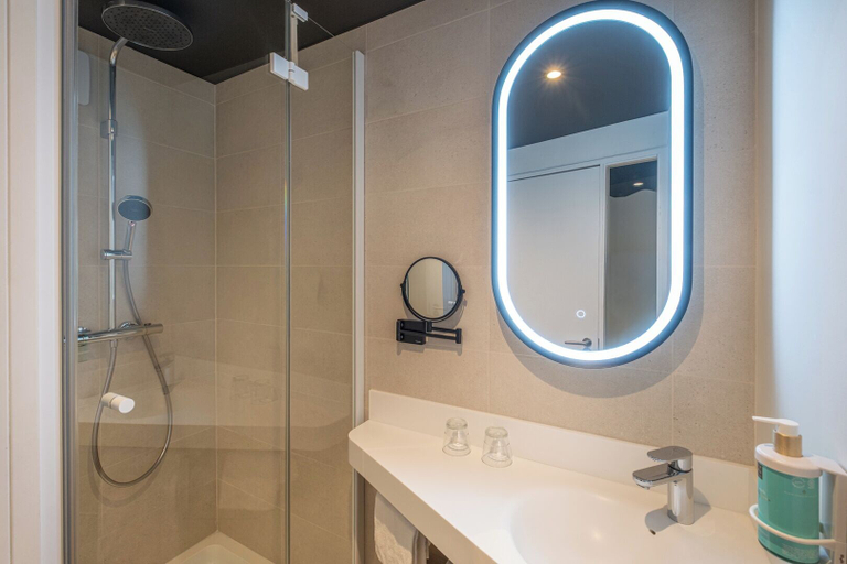 Bathroom 5, Novotel Marseille Centre Gare, Bouches-du-Rhône