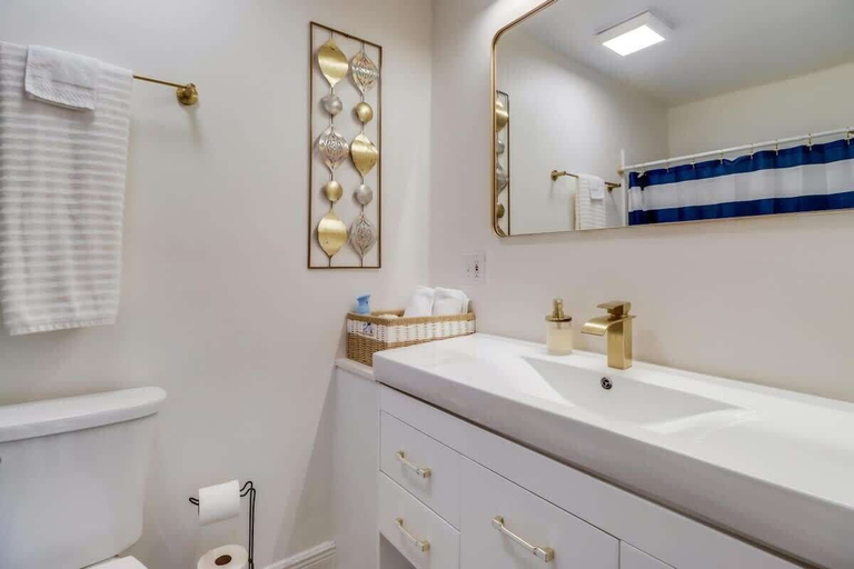 Bathroom 5, Sea La Vie in Long Beach, Harrison