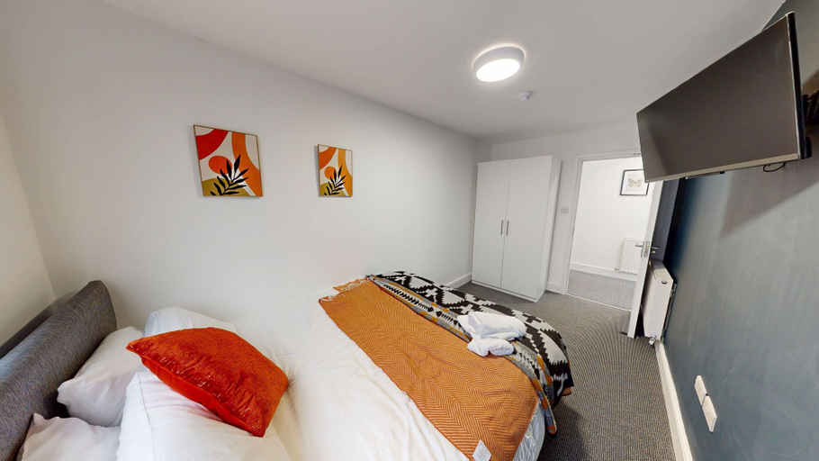 Room 4, 5 TVs 10 Mins to City 2 Showers Parking, Sefton