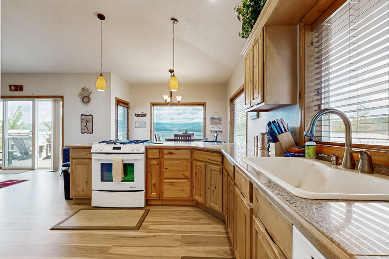 Room 5, Perfect Panoramic Paradise, Kootenai