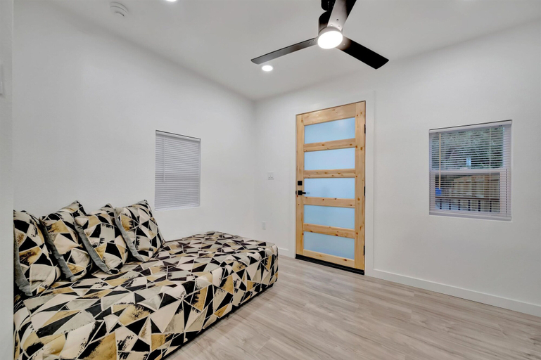 Room 2, Spacious Studio Just 10 Mins to St Pete Beach, Pinellas