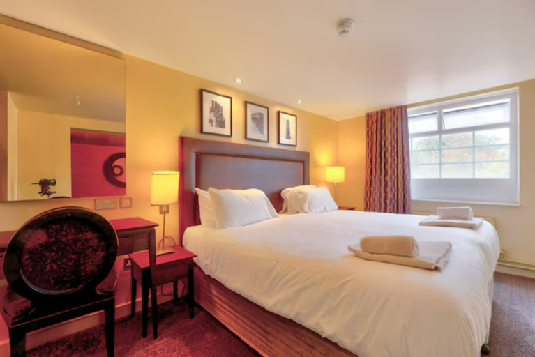 Bedroom 3, Manchester Airport Stanley Hotel by Belvilla, Stockport