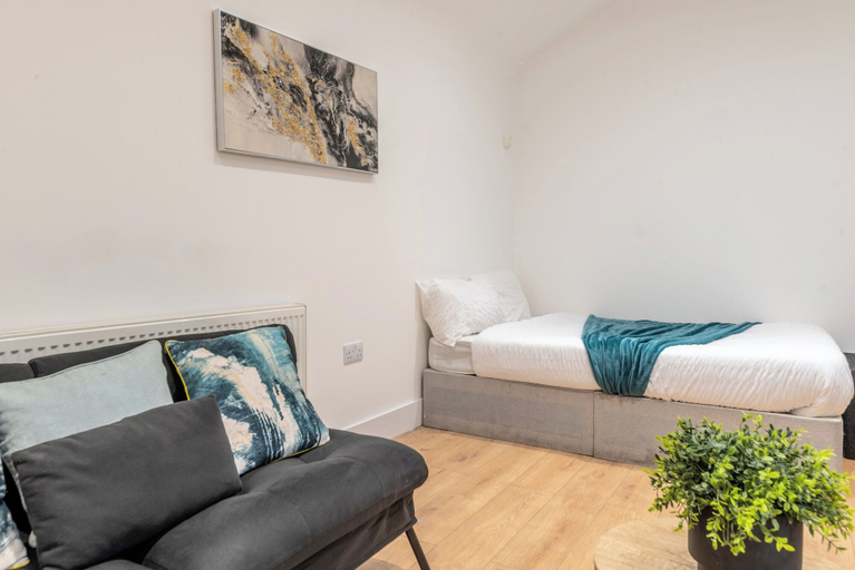 Room 5, Central - Sleeps 2 - Near Transport - Paid Parking, Kent