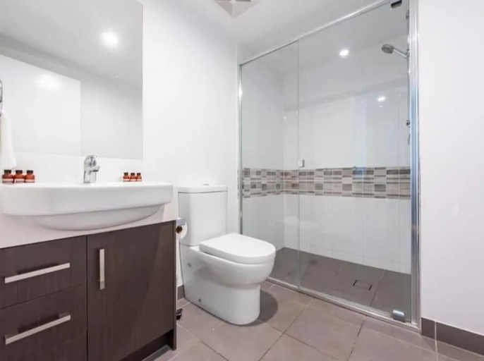 Bathroom 2, WhitsunStays - The Regal (2br/2bth, Central), Mackay - Pt A