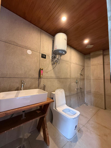 Bathroom 4, Airport Hotel Bright Buzz, Delhi