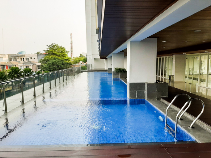 Swimming Pool 5, Restful and Serene Studio Room at Apartment Trimezia - Beverly By Travelio, Tangerang