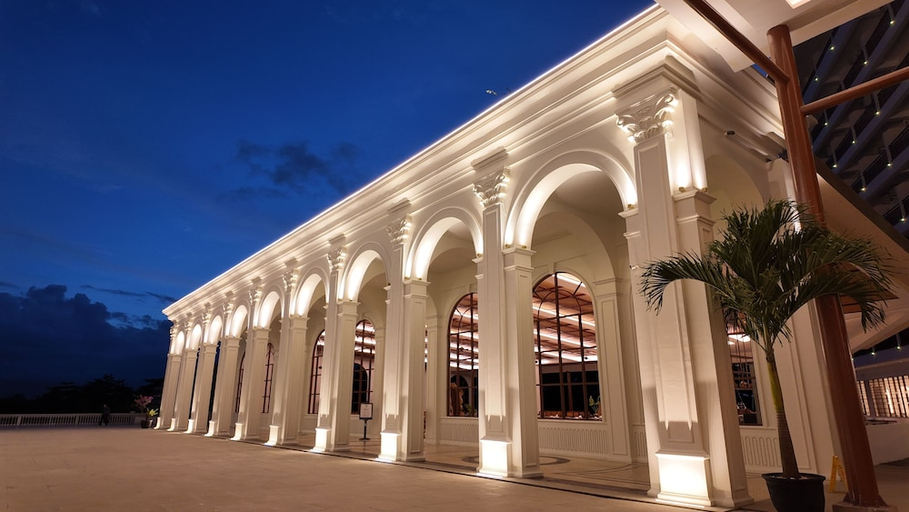 Exterior & Views