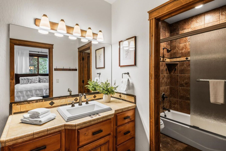 Room 4, Deja View - Upper Unit, Kootenai