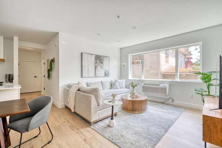 Living area 4, The Basalt by Stay Portland - Humboldt, Multnomah