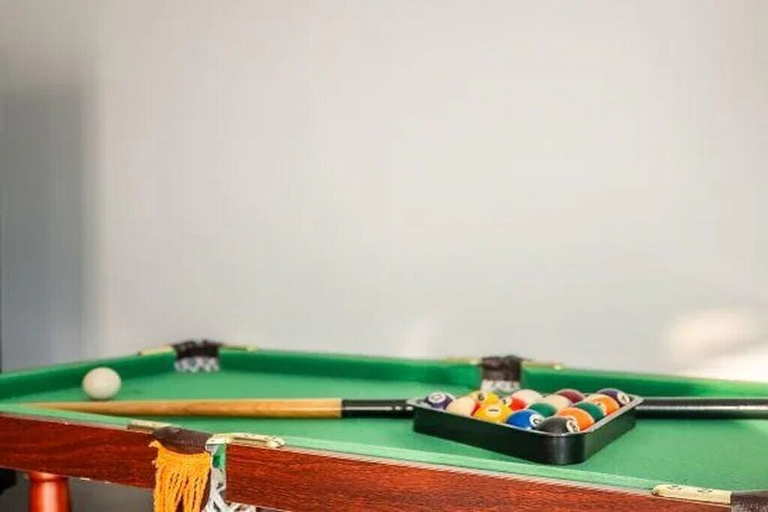 Game room 5, Water Views Hotel Suite, Toronto