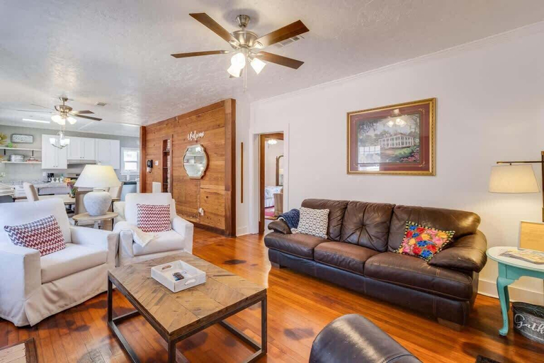 Living area 2, Miazza Cottage in Gulfport, Harrison
