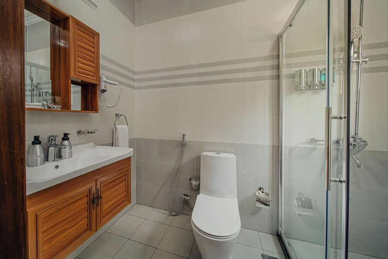 Bathroom 5, Heaven Restaurant & Boutique Hotel, Nyarugenge